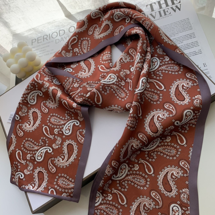Bufanda larga elegante con estampado paisley