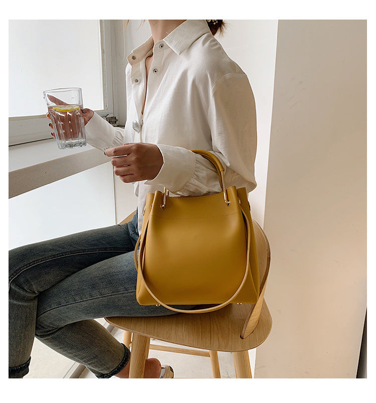 Bolso bandolera sencillo y versátil, elegante y tipo cubo.