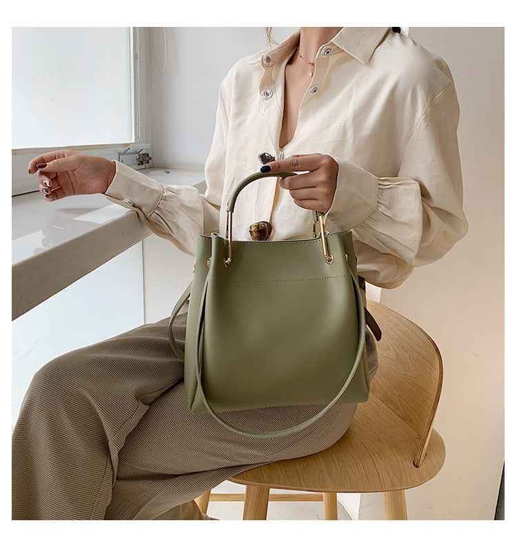 Bolso bandolera sencillo y versátil, elegante y tipo cubo.