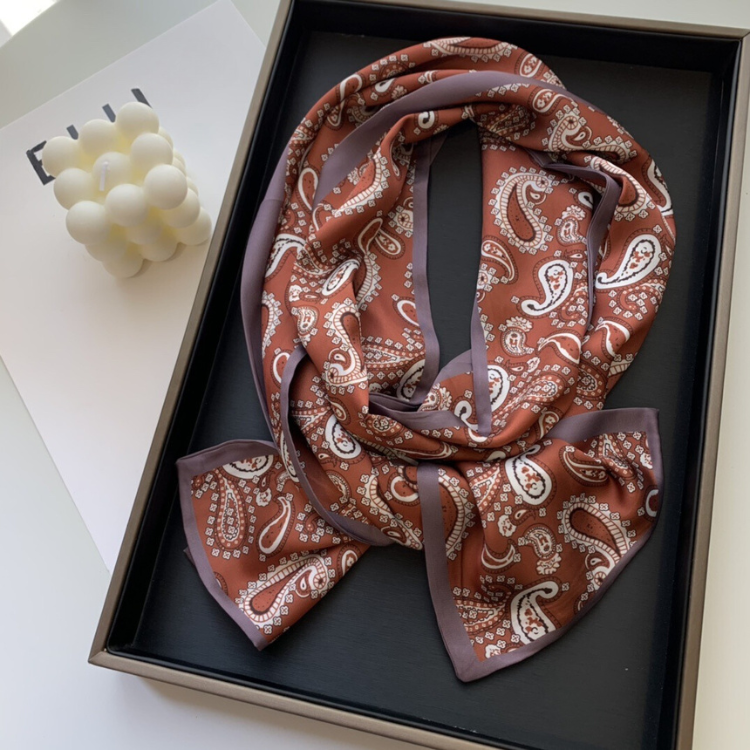 Bufanda larga elegante con estampado paisley