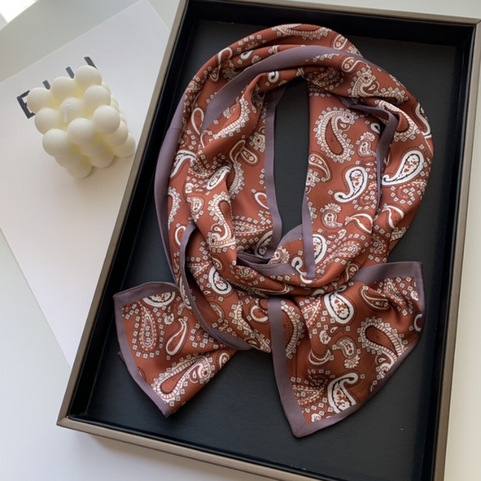 Bufanda larga elegante con estampado paisley