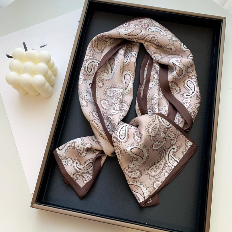 Bufanda larga elegante con estampado paisley