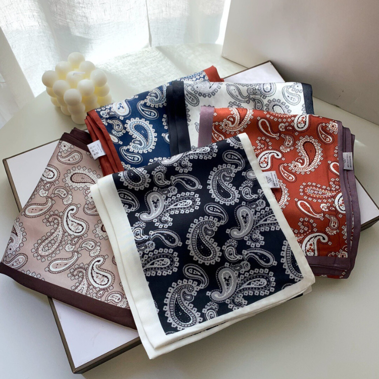 Bufanda larga elegante con estampado paisley