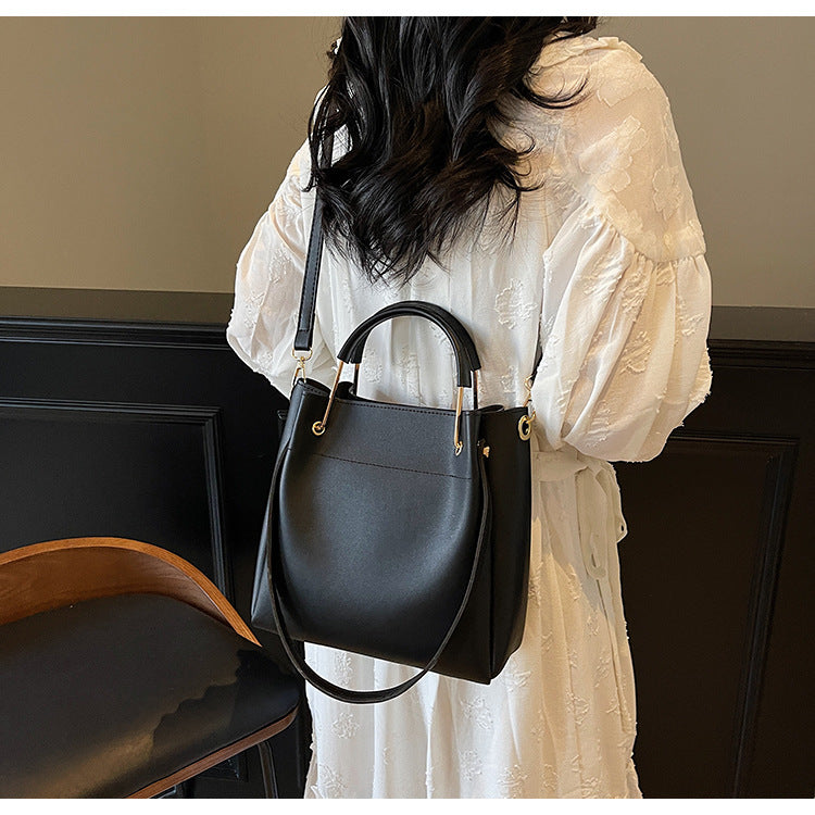Bolso bandolera sencillo y versátil, elegante y tipo cubo.