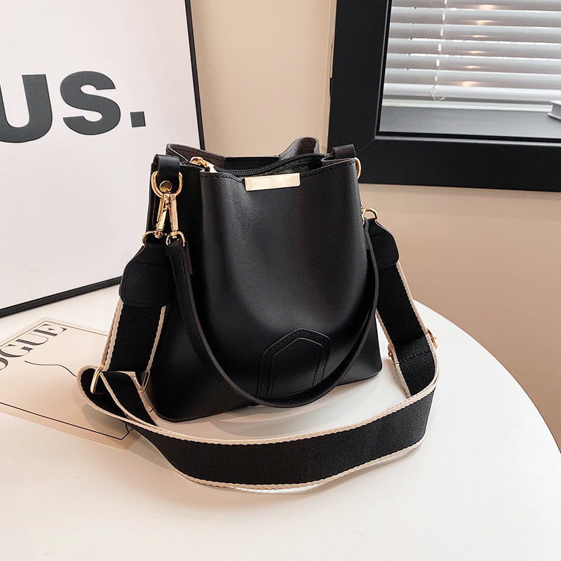 Bolso bandolera informal y elegante con correa ancha para el hombro