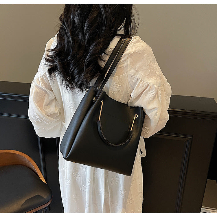 Bolso bandolera sencillo y versátil, elegante y tipo cubo.