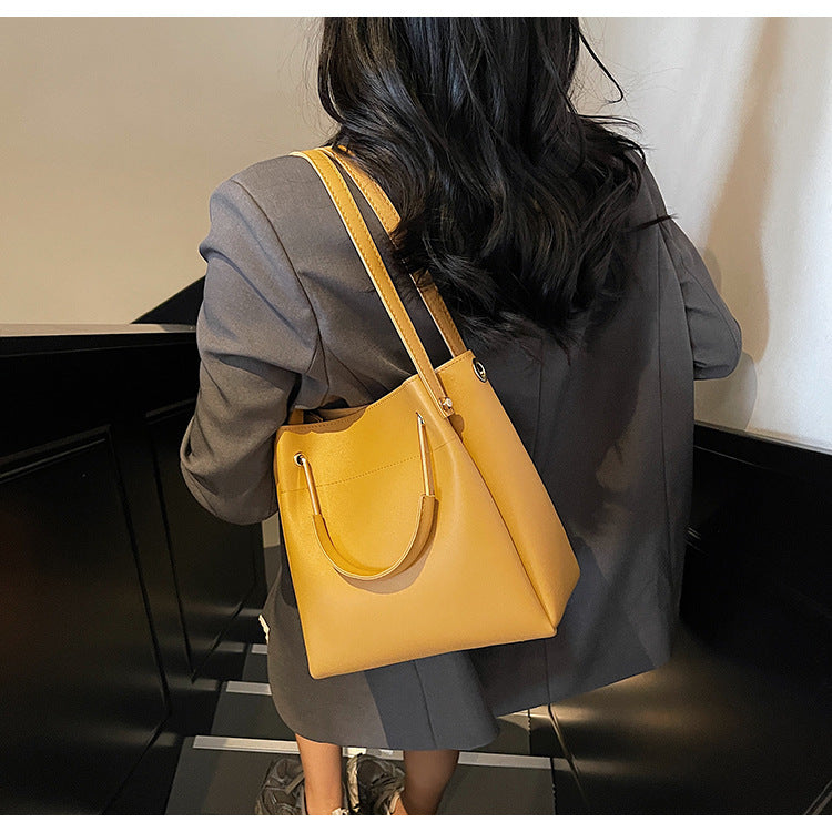 Bolso bandolera sencillo y versátil, elegante y tipo cubo.