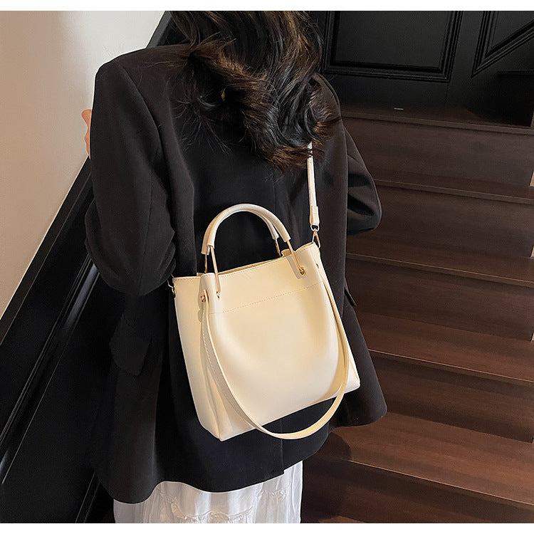 Bolso bandolera sencillo y versátil, elegante y tipo cubo.
