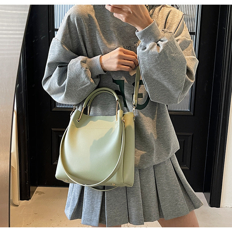 Bolso bandolera sencillo y versátil, elegante y tipo cubo.