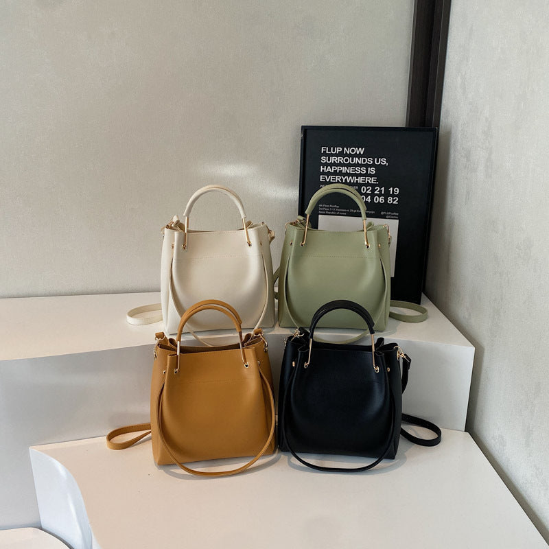 Bolso bandolera sencillo y versátil, elegante y tipo cubo.