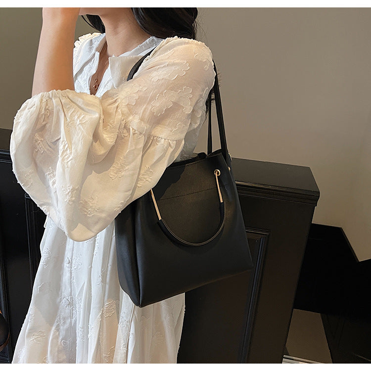 Bolso bandolera sencillo y versátil, elegante y tipo cubo.
