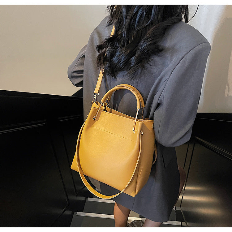 Bolso bandolera sencillo y versátil, elegante y tipo cubo.