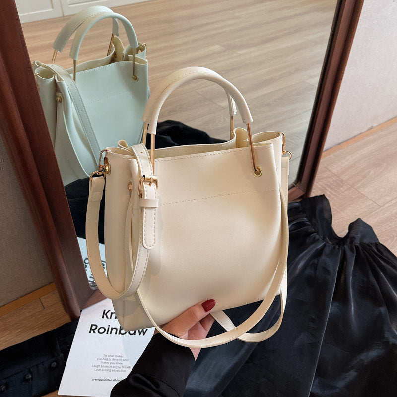Bolso bandolera sencillo y versátil, elegante y tipo cubo.