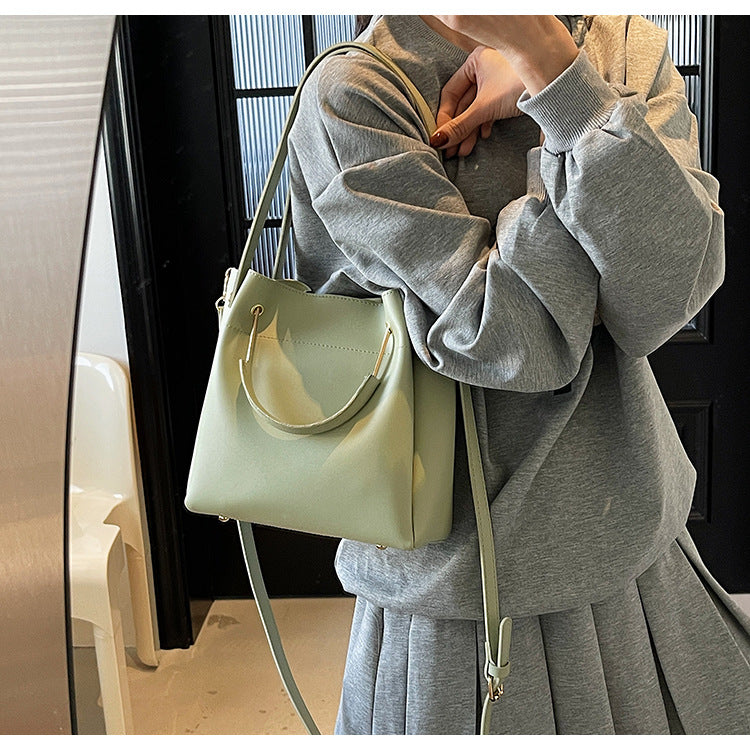 Bolso bandolera sencillo y versátil, elegante y tipo cubo.
