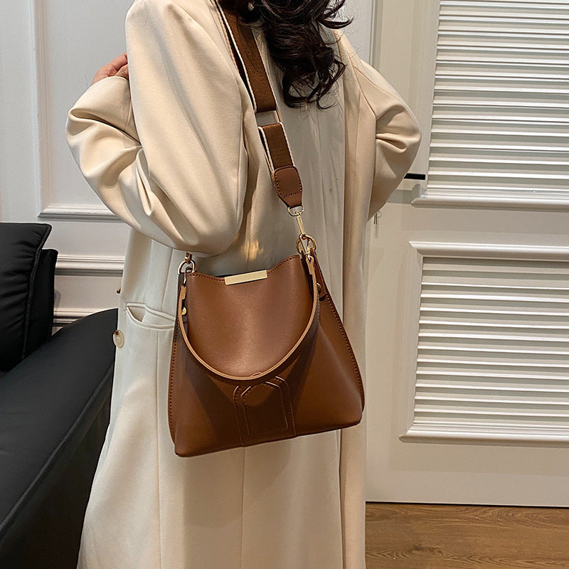 Bolso bandolera informal y elegante con correa ancha para el hombro