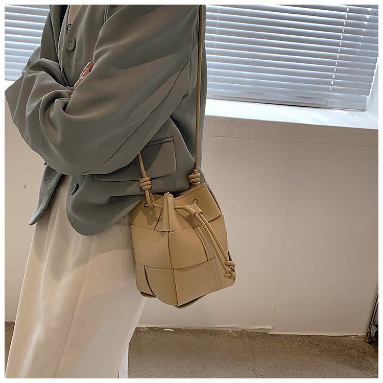 Bolso bandolera mini de PU tejido a mano de moda