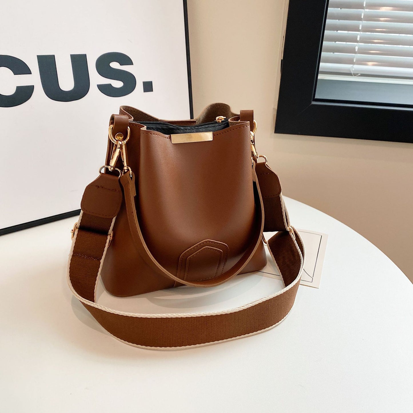 Bolso bandolera informal y elegante con correa ancha para el hombro