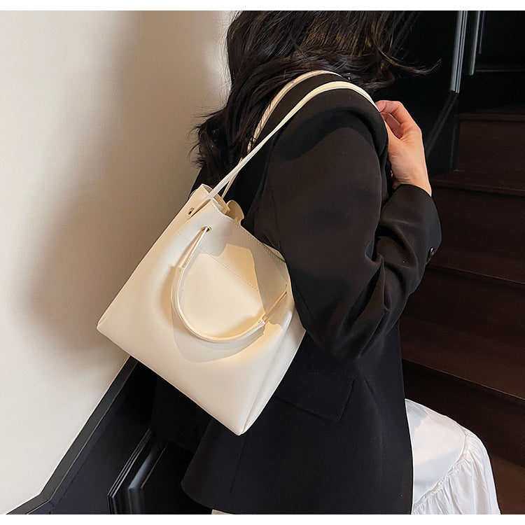 Bolso bandolera sencillo y versátil, elegante y tipo cubo.