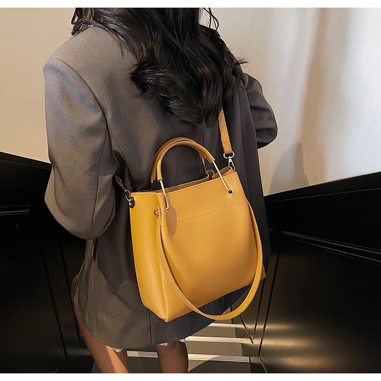 Bolso bandolera sencillo y versátil, elegante y tipo cubo.