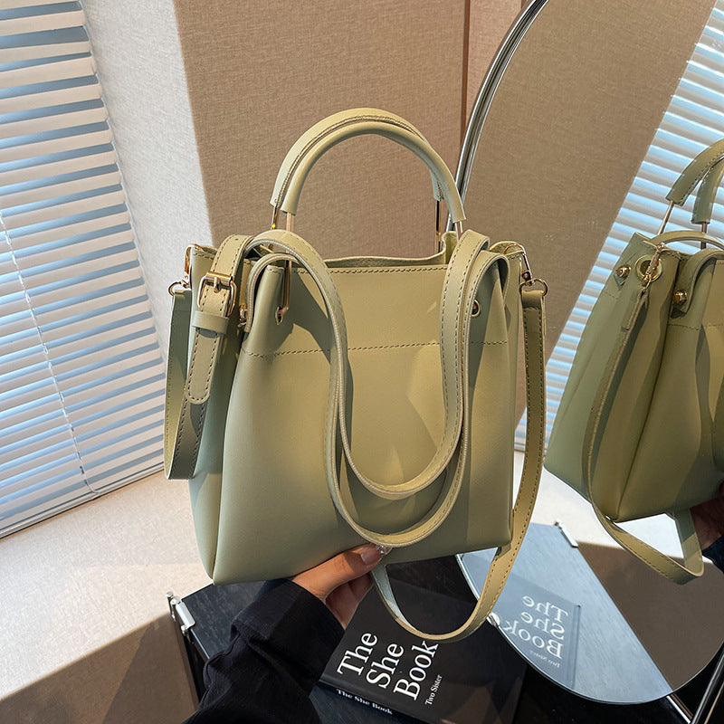 Bolso bandolera sencillo y versátil, elegante y tipo cubo.