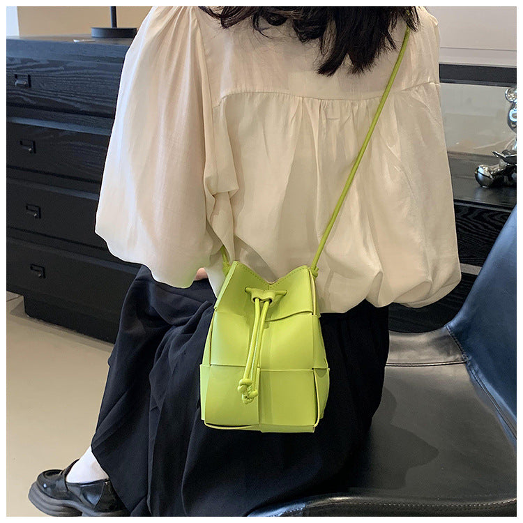 Bolso bandolera mini de PU tejido a mano de moda