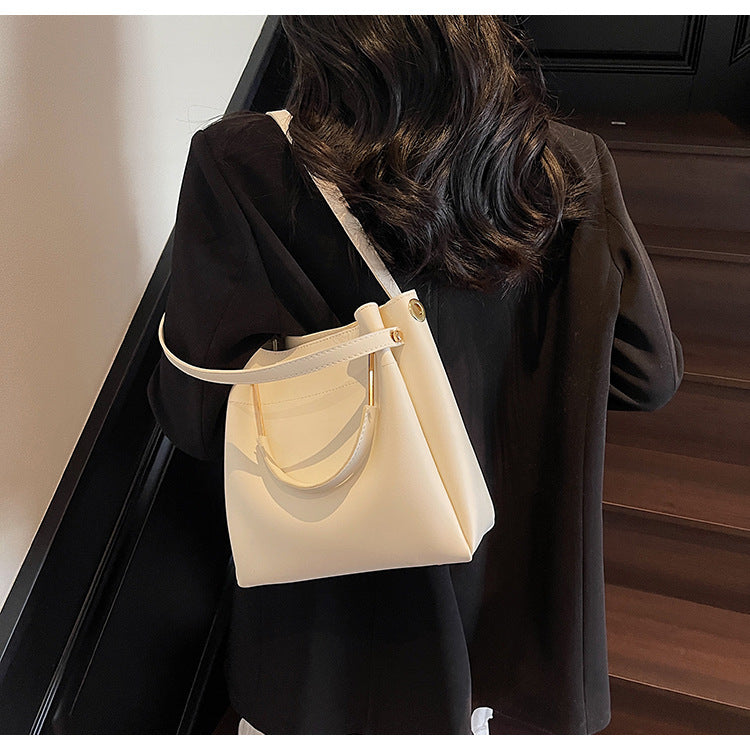 Bolso bandolera sencillo y versátil, elegante y tipo cubo.