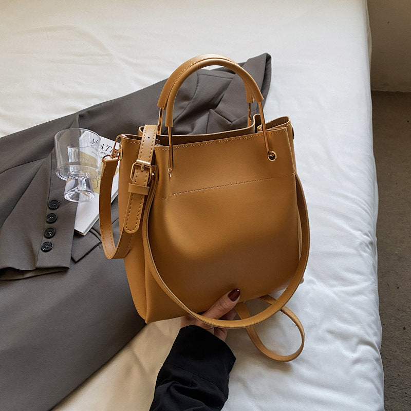 Bolso bandolera sencillo y versátil, elegante y tipo cubo.
