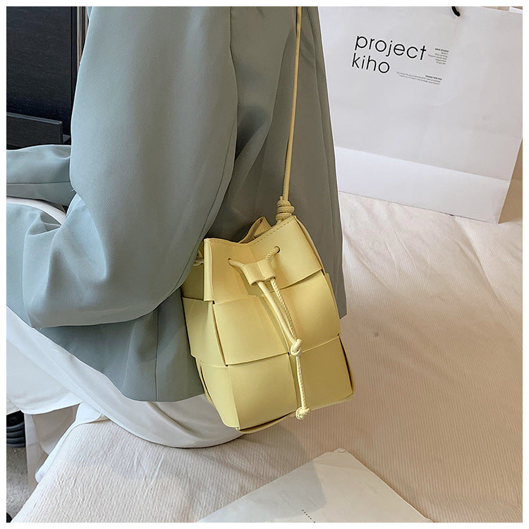 Bolso bandolera mini de PU tejido a mano de moda