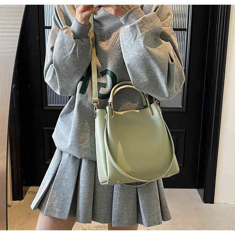 Bolso bandolera sencillo y versátil, elegante y tipo cubo.